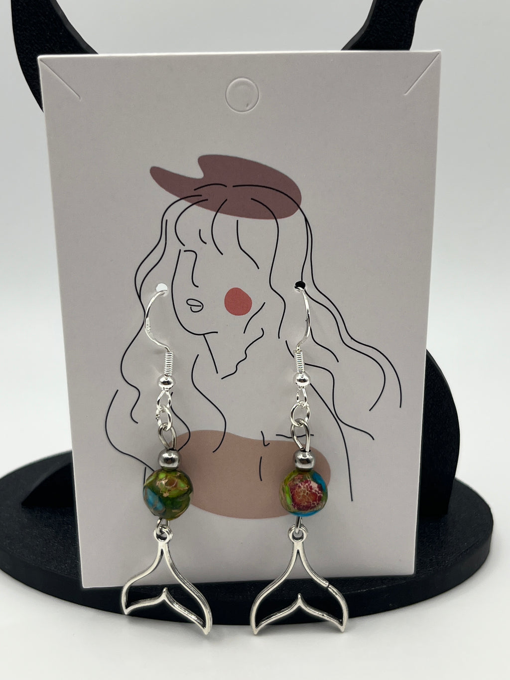 Boucles d'oreilles queue de baleine /perle en verre