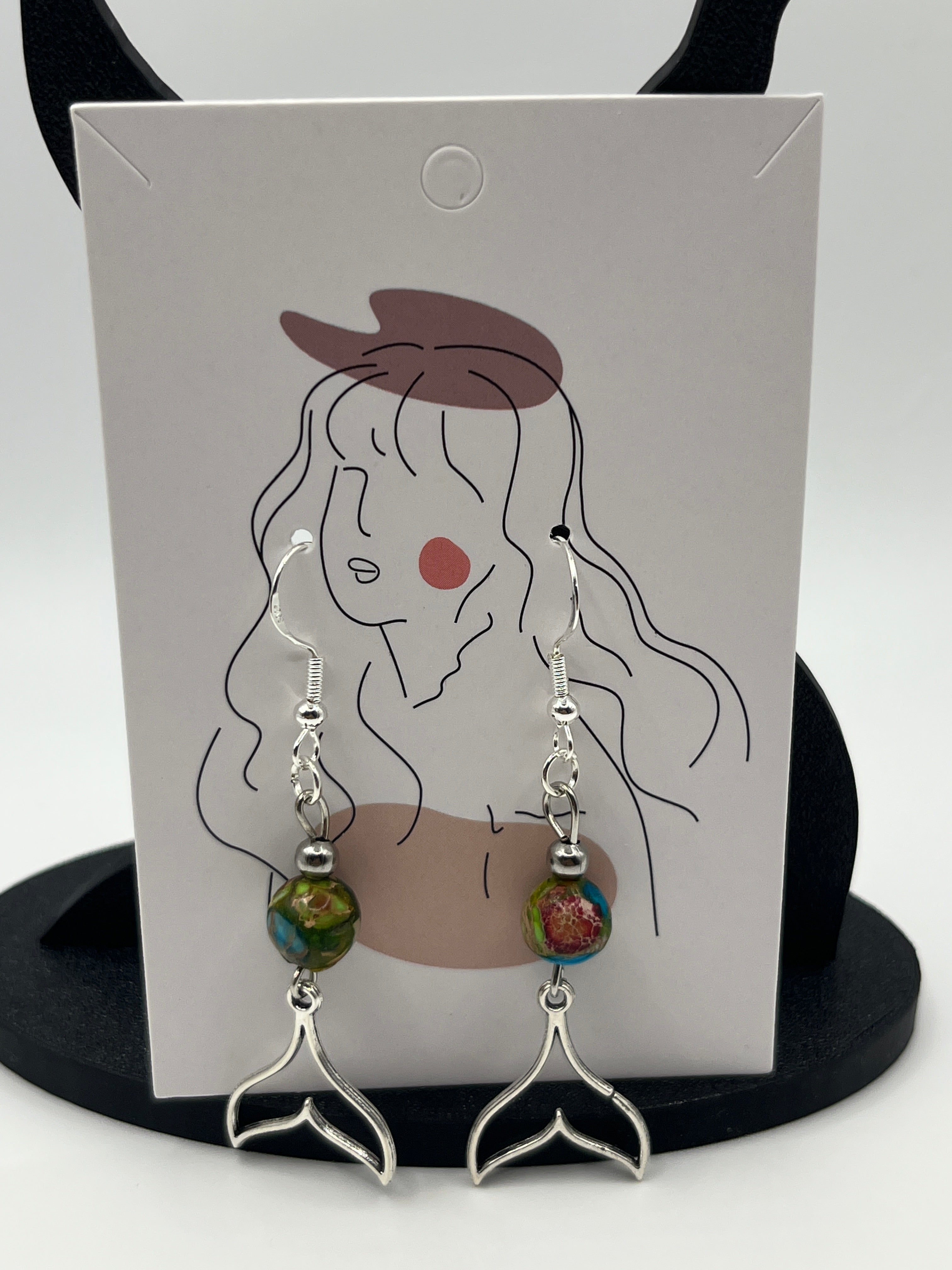 Boucles d'oreilles queue de baleine /perle en verre