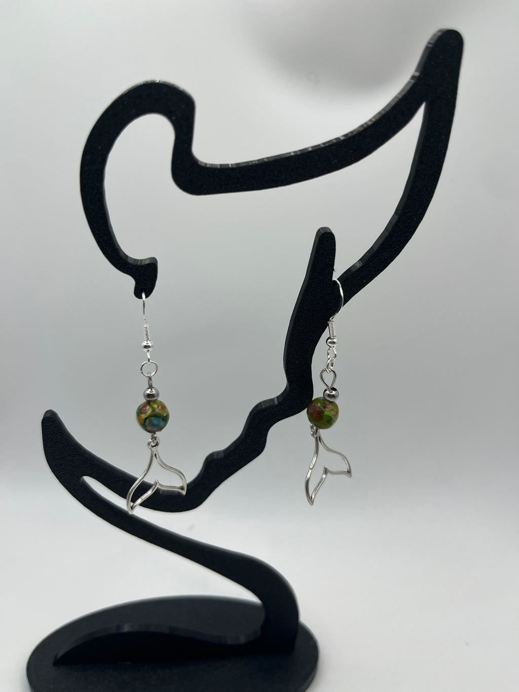 Boucles d'oreilles queue de baleine /perle en verre