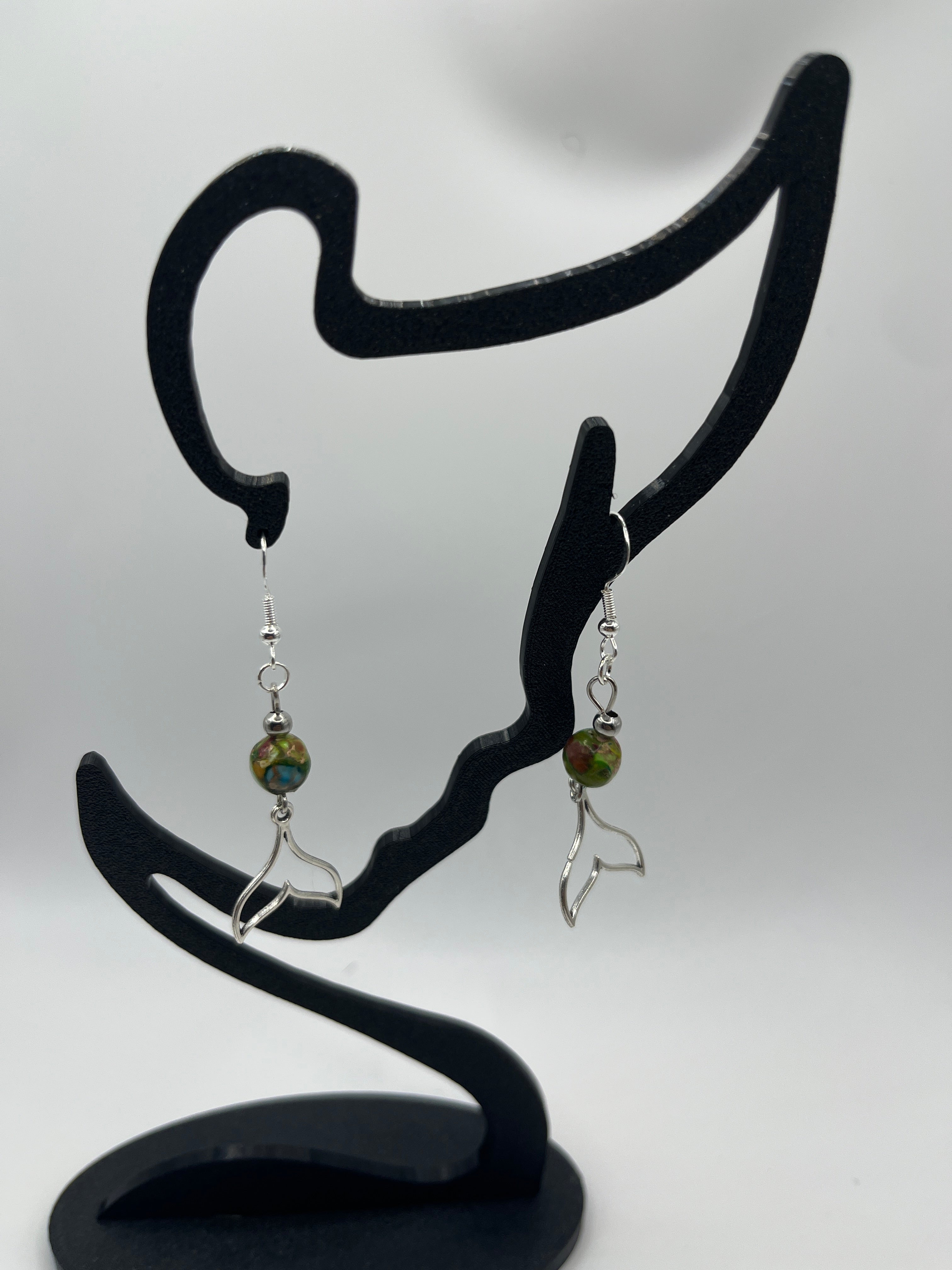 Boucles d'oreilles queue de baleine /perle en verre