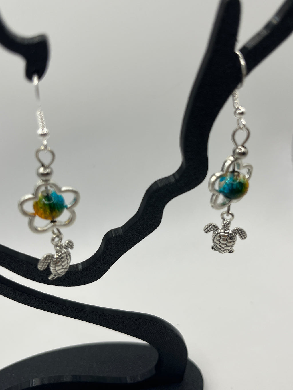 Boucles d'oreilles tortue/perle de verre fleur