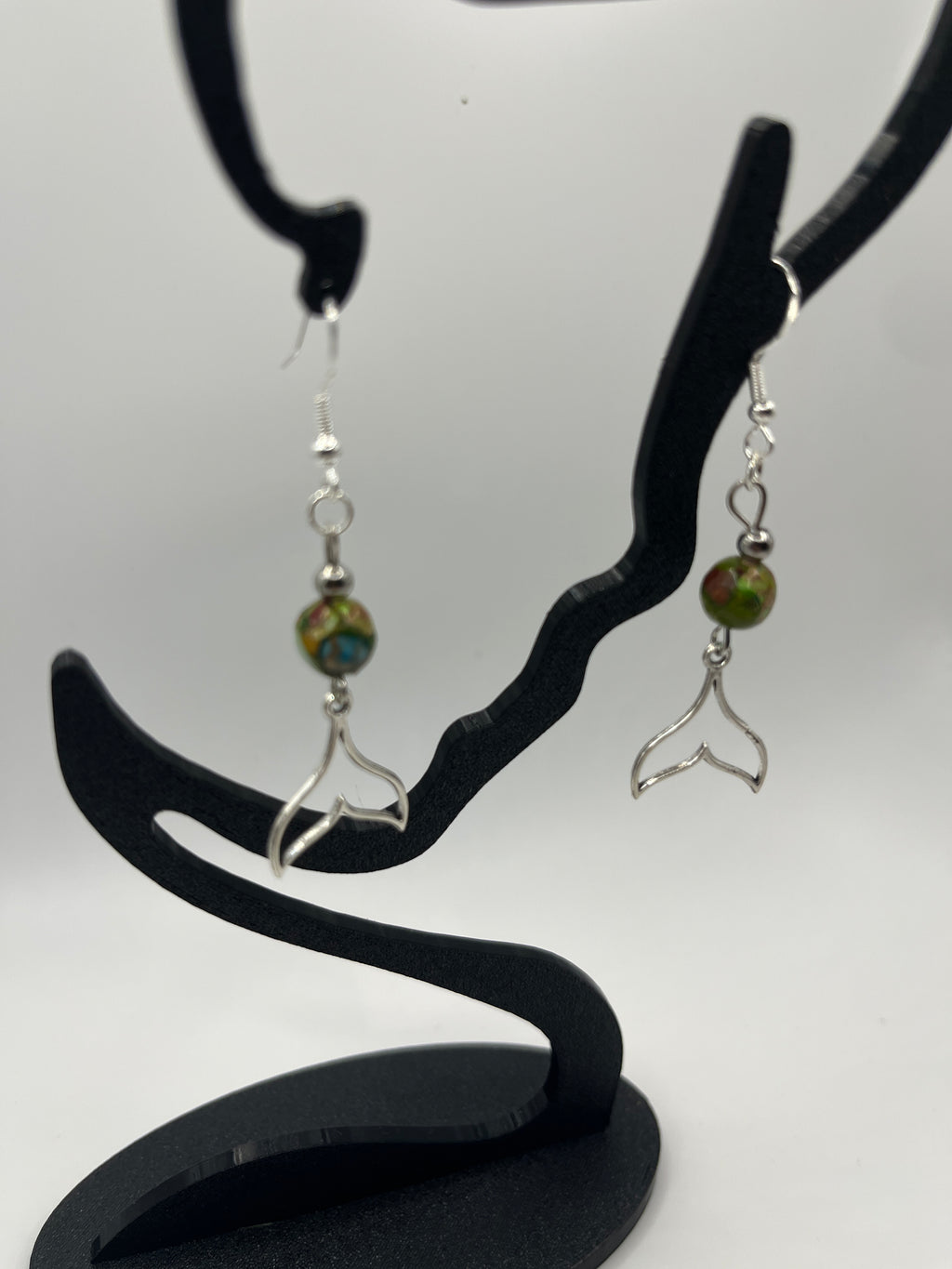 Boucles d'oreilles queue de baleine /perle en verre