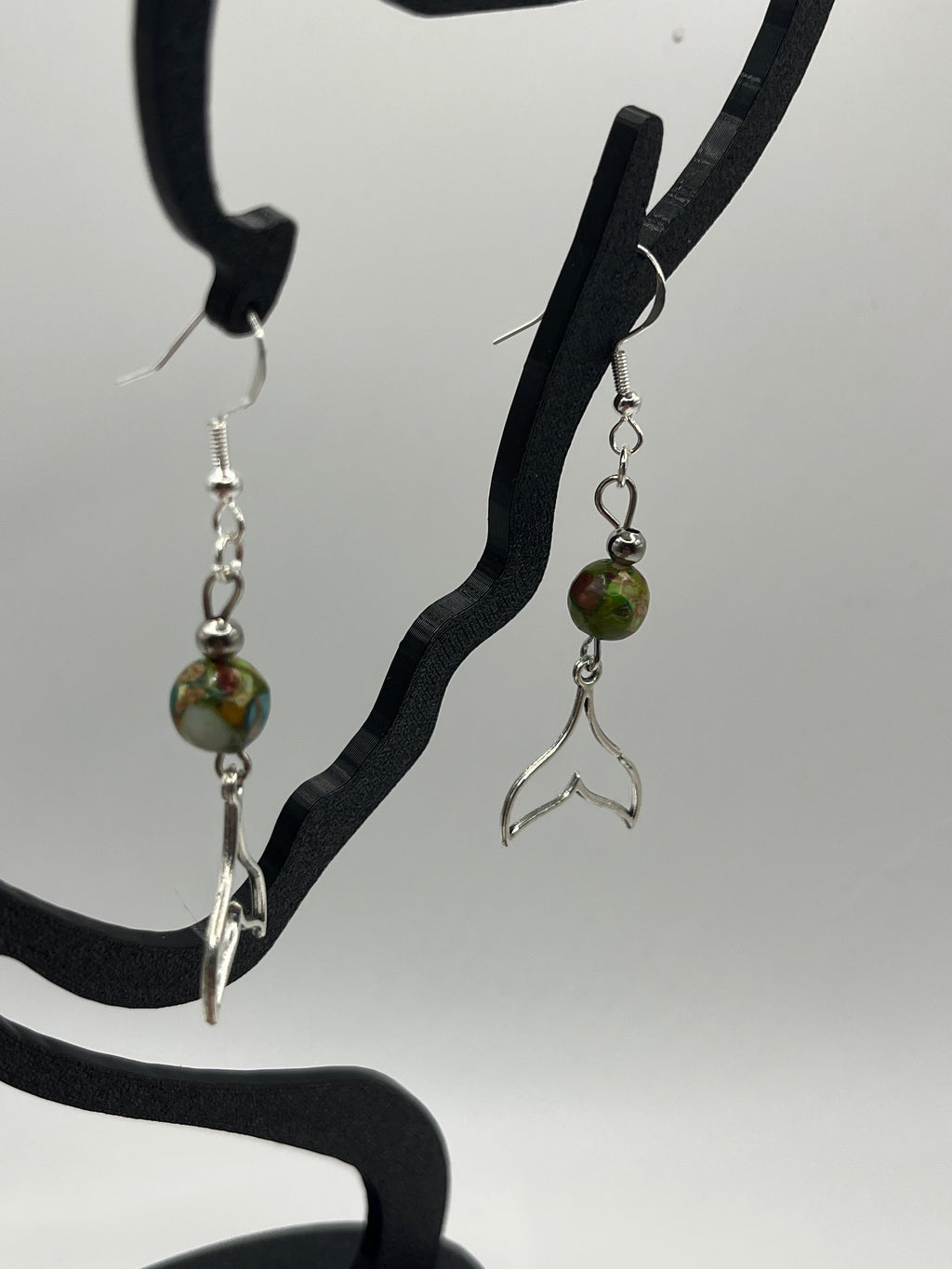 Boucles d'oreilles queue de baleine /perle en verre