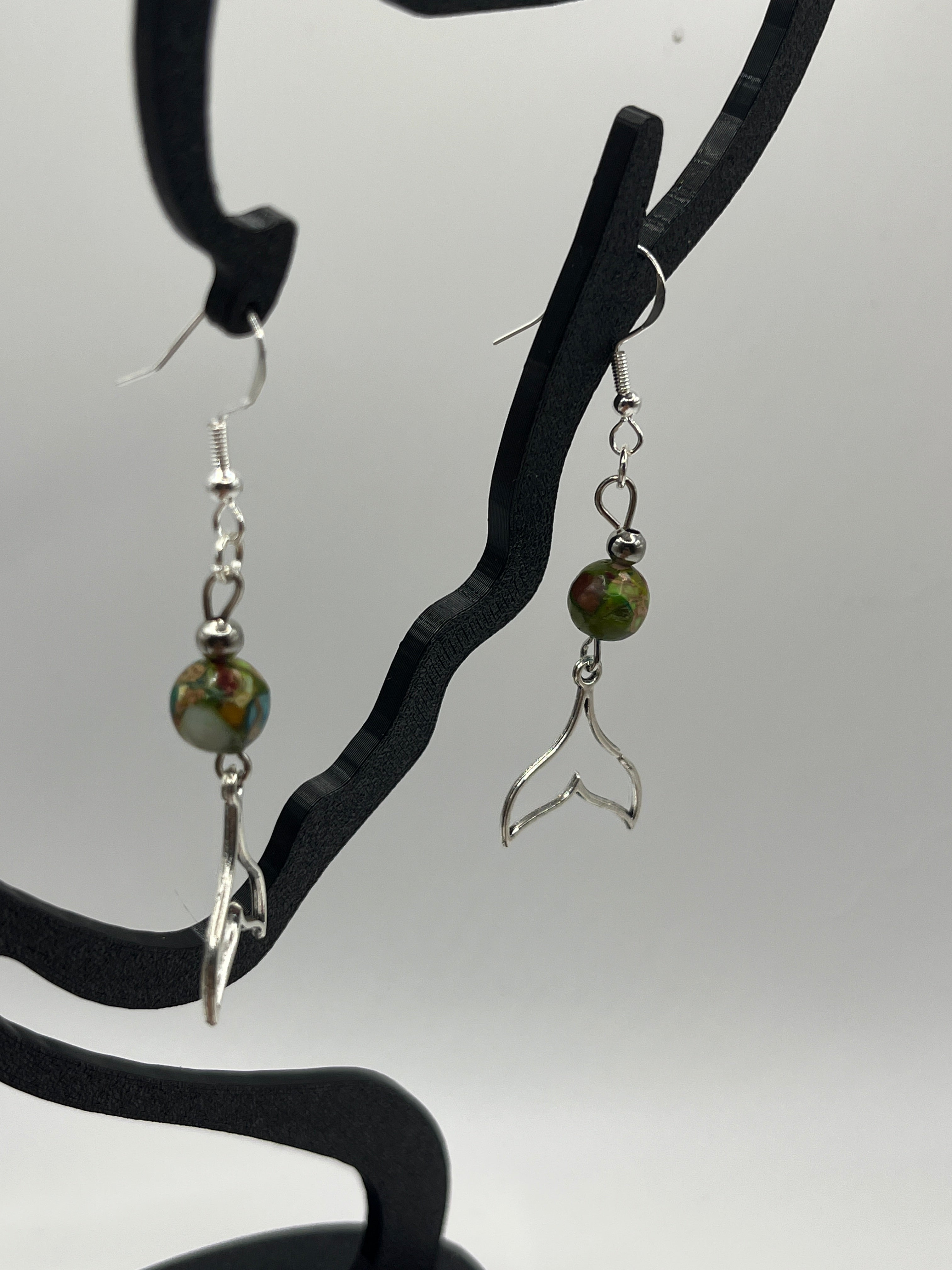 Boucles d'oreilles queue de baleine /perle en verre