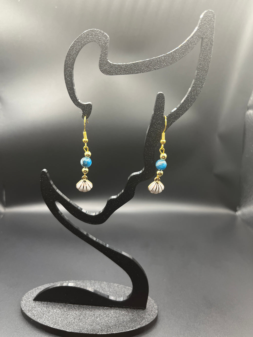 BO pendantes coquillage blanc, perle bleue