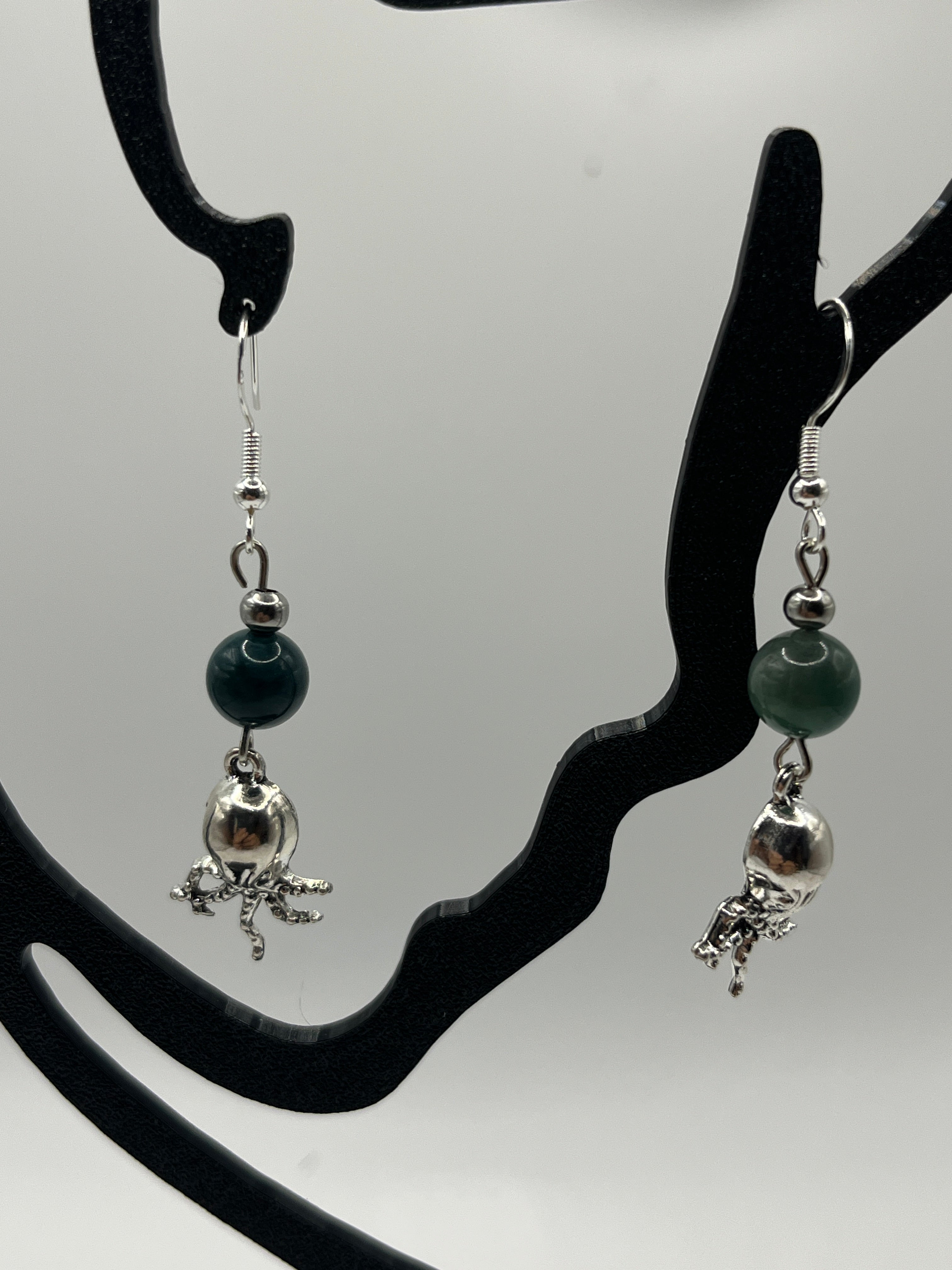 Boucles d'oreilles pieuvre/perle en verre verte