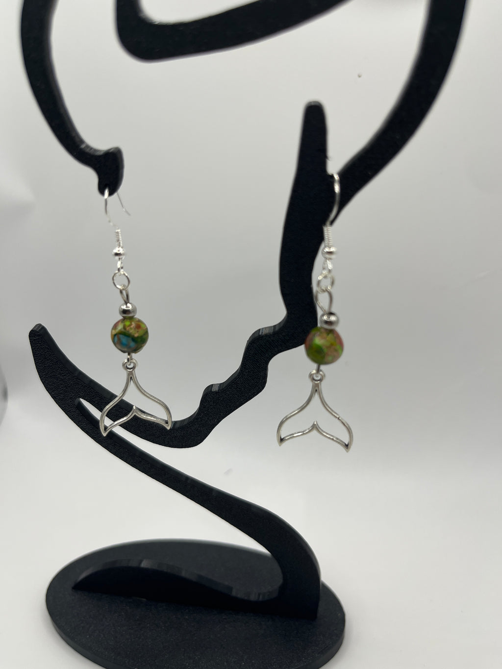 Boucles d'oreilles queue de baleine /perle en verre