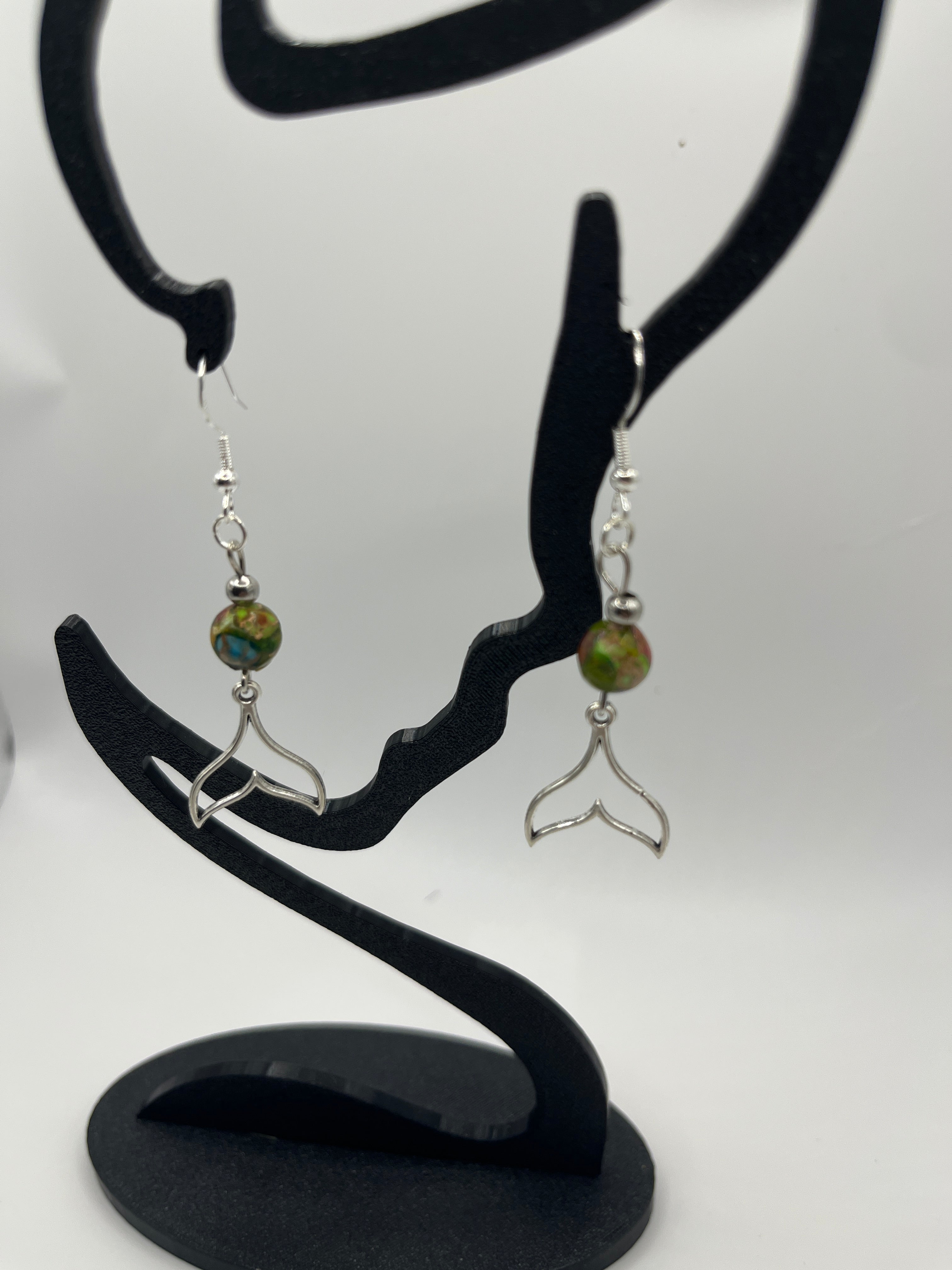 Boucles d'oreilles queue de baleine /perle en verre