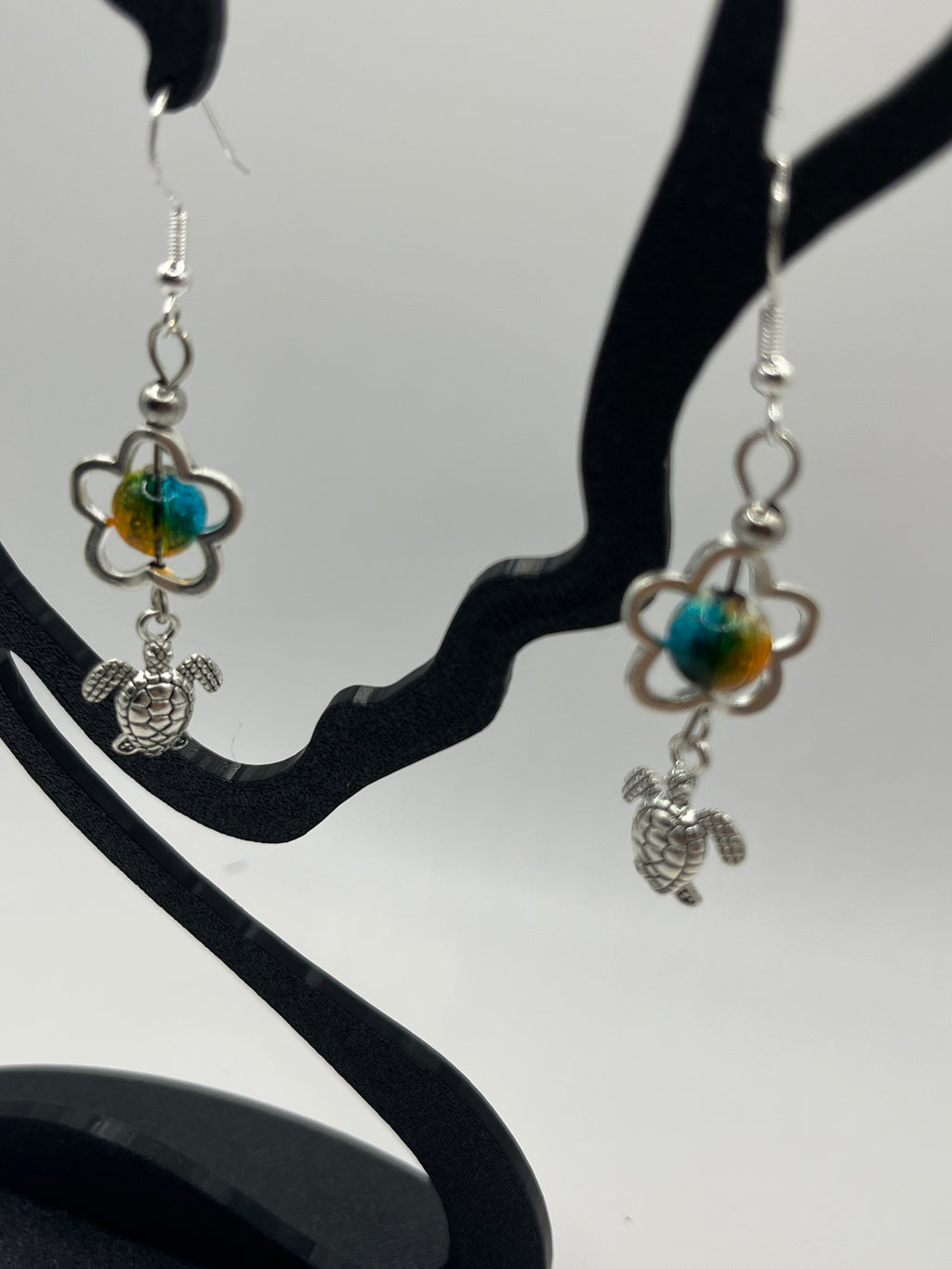 Boucles d'oreilles tortue/perle de verre fleur
