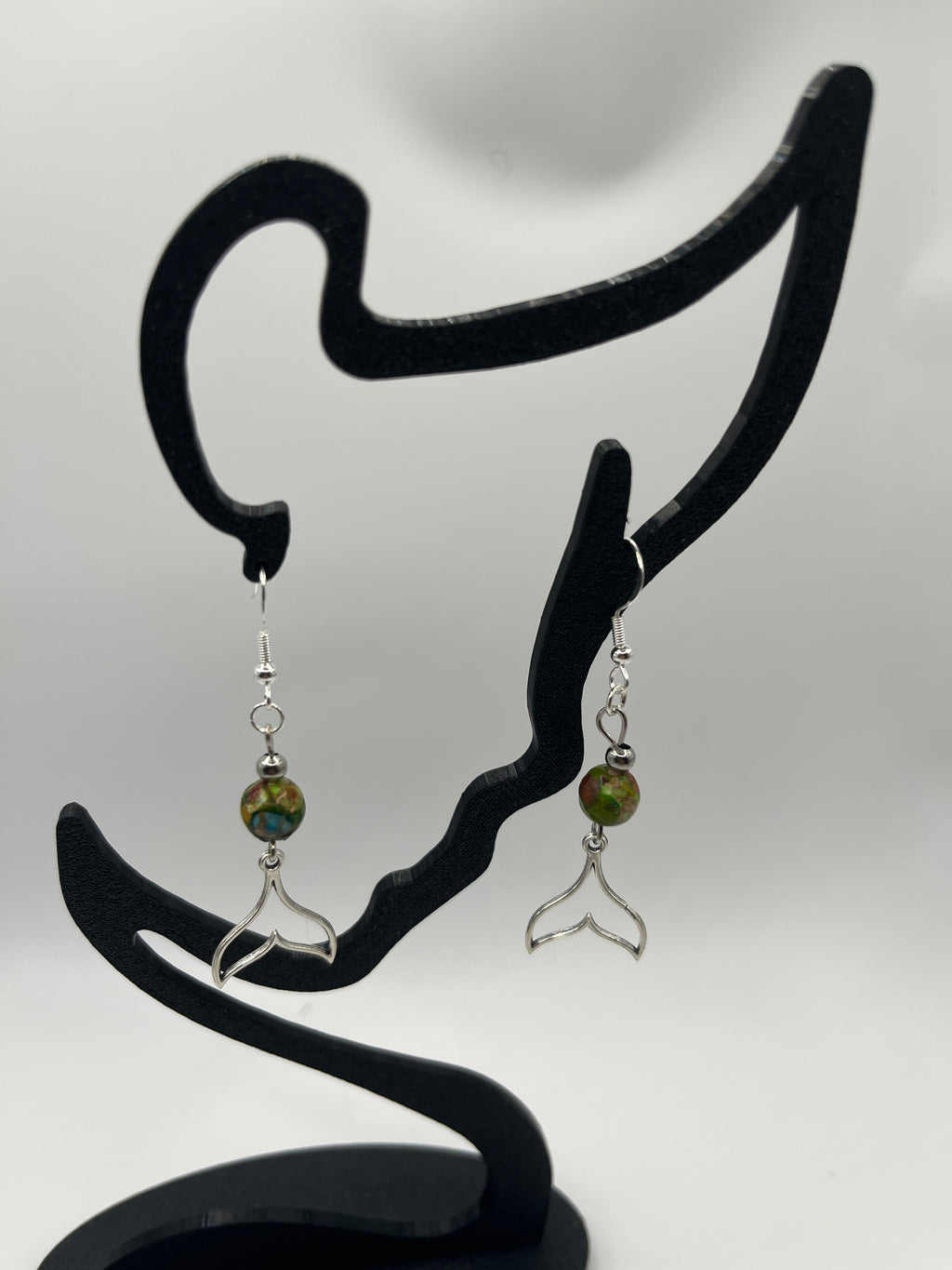 Boucles d'oreilles queue de baleine /perle en verre