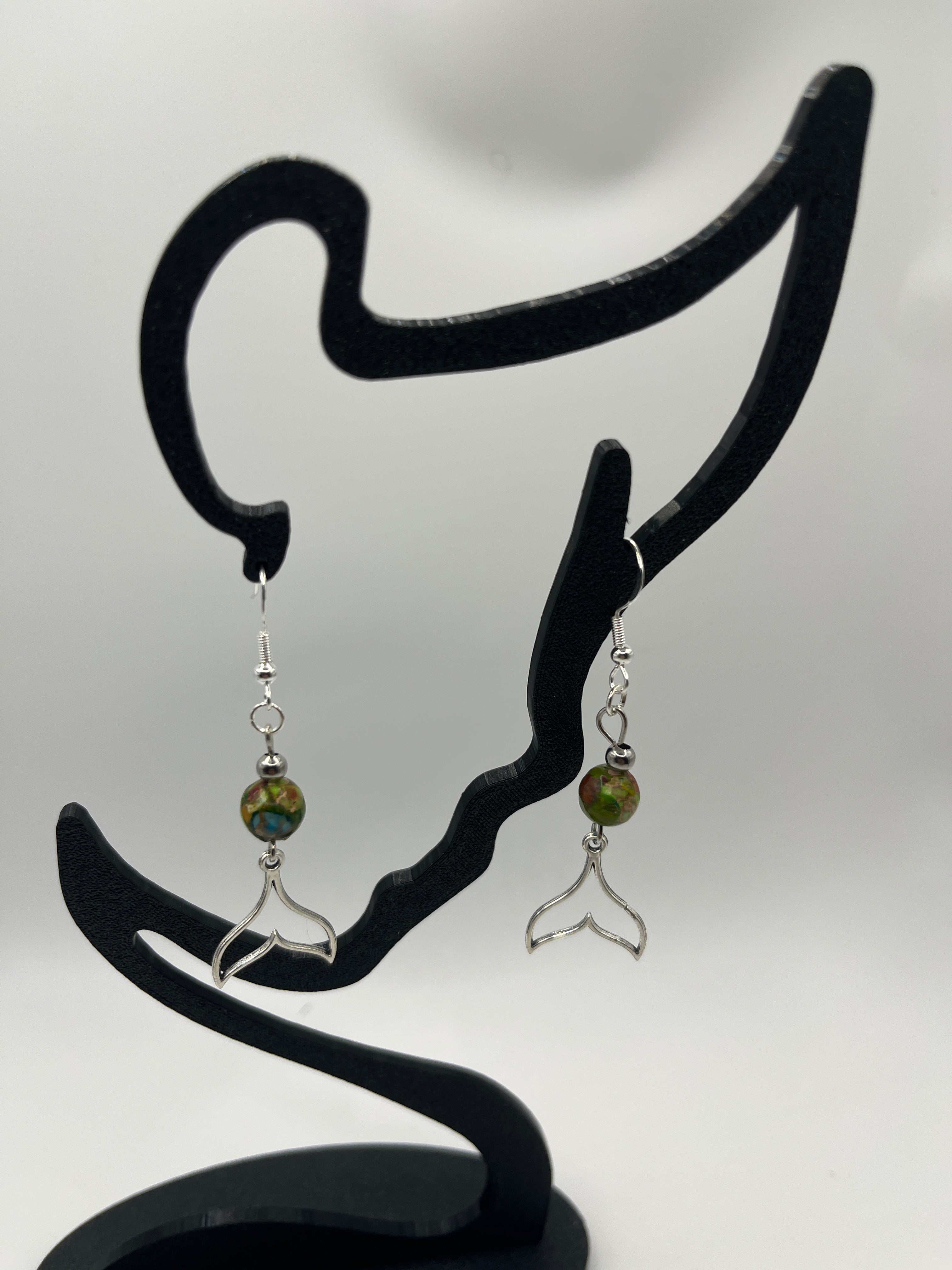 Boucles d'oreilles queue de baleine /perle en verre